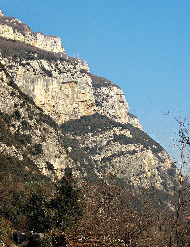 IMG_9509.JPG - Il freddo è finito e i climbers escono dal letargo.Bella vietta sul Monte Cimo, parete del Boomerang.  Relazione presa da qui http://www.scuolamontanari.it/arrampiCAI/..%5CarrampiCAI%5Crelazioni%5C31_AGOSTO.pdf  . Per comodità la copio anche sul mio sito : http://www.trafoconsult.com/climbing/31_agosto/31_agosto.pdfLa via è abbondantemente chiodata, assolutamente inutili nut e friends, consigliato invece qualche cordino per allungare le protezioni. Attenzione alla discesa: meglio portarsi le scarpe e scendere dal sentiero noi siamo scesi in doppia e a parte il traverso chiodato da farsi per evitare il bosco ci si incastrata il nodo sull'ultima doppia; risalito un 40 m sulle corde penzolanti ! 