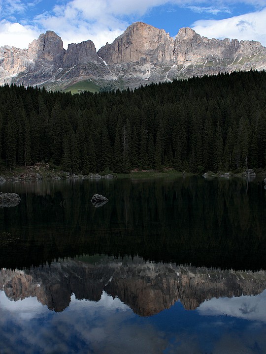 carezza.jpg - Il meteo si è rimesso al bello, rapido trasferimento verso il passo Nigra ma c'è tutto il tempo di fare un giro attorno al lago di Carezza