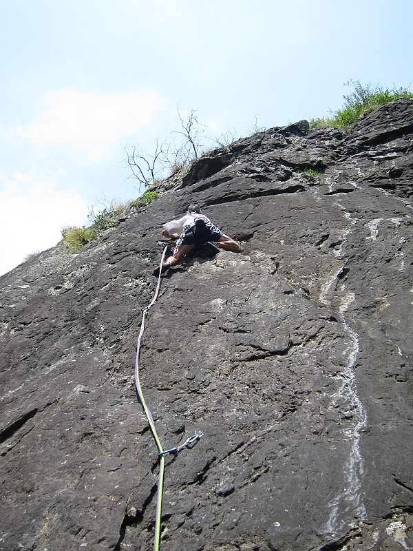 IMG_1654.JPG - Ci sono parecchi tiri in più rispetto a quelli segnati sulla guida "Arrampicate moderne in Valtellina, Bregaglia e Engadina" può essere difficile individuare il tiro giusto perchè talvolta si intersecano.