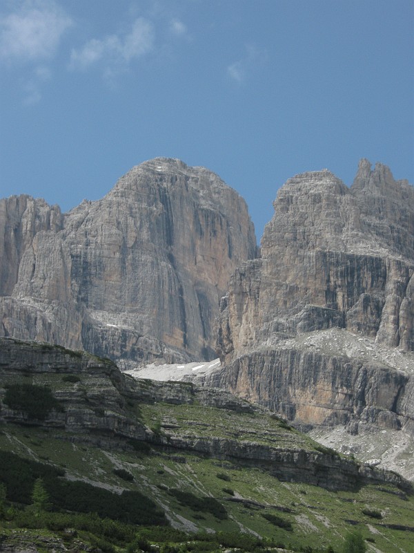 IMG_0243.JPG - Salendo dal rifugio cacciatori, ben visibile la bella cima d'Ambiez