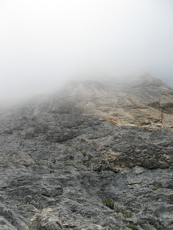 IMG_0413.JPG - Purtroppo la nebbia ci è compagna per tutta la salita