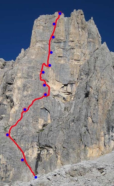 Tracciato_aste_susatti_A.jpg - Stupenda e classica via in uno degli angoli più belli del Brenta. La via è ben descritta sul libro "Vie e vicende in Dolomiti".  Difficoltà sul VI+ / A1. Roccia buona ad eccezione dei primi 3 tiri alquanto insicuri. Buone possibilità di proteggersi con friend quasi ovunque. Attenzione alle nebbie molto frequenti in Val d'Ambiez e ... meglio stare attenti in discesa, a qulacuno è capitato di finire addirittura nella valle sbagliata :-)