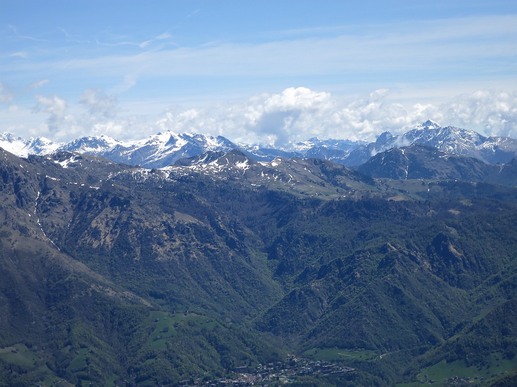 IMG_0226.JPG - Bel panorama sulle montagne ancora innevate