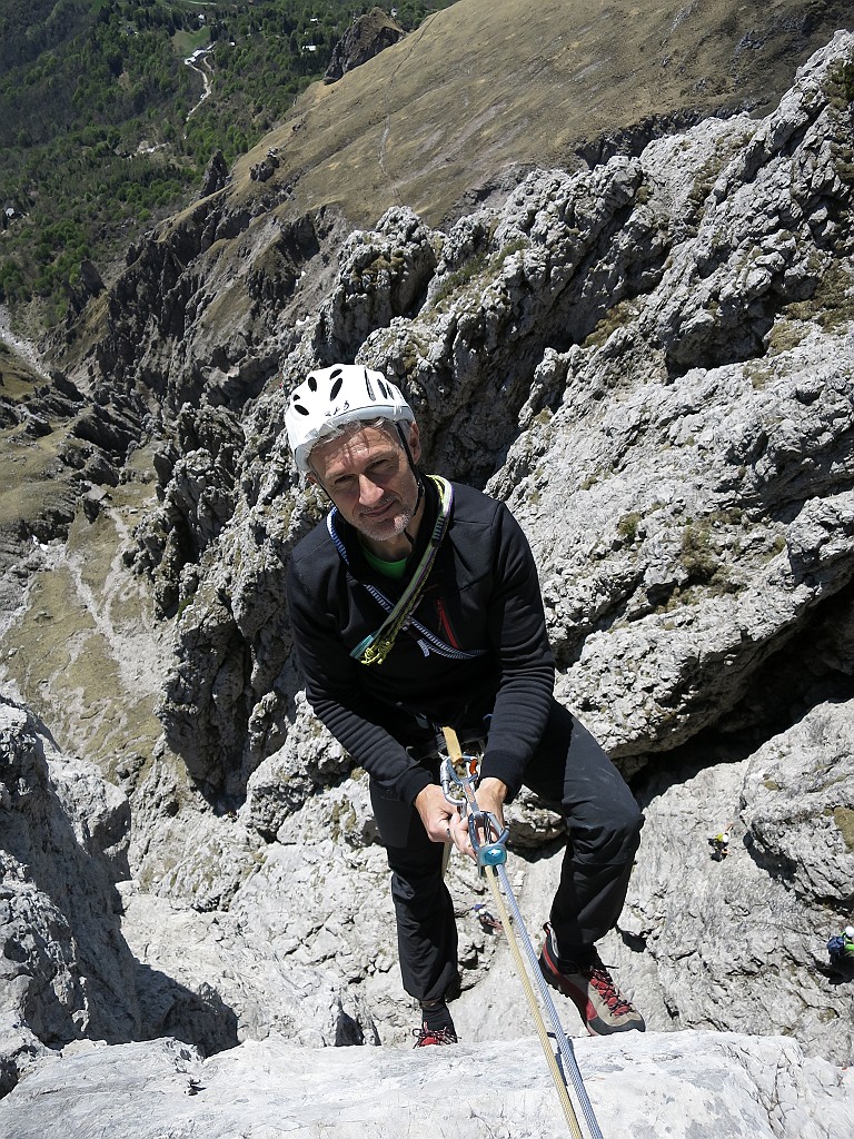 IMG_0231.JPG - E adesso viene il bello ! Calata nel vuoto appena di fianco alla via dei ragni. Sosta di calata su due spit del 10 e cordino. In alternativa è possibile salire in cima al magnaghi e concatenare un'altra via al magnaghi settentrionale. Calandosi da qui si arriva sulla normale e da qui con altre due doppie alla base.