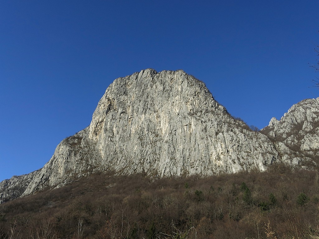 IMG_8151.JPG - La bella parete del Medale in una giornata che non sembra per niente invernale.Le vie Calcaria Terina e Bolli Rossi si trovano in un pilastrino vicino all'estremità destra della parete.