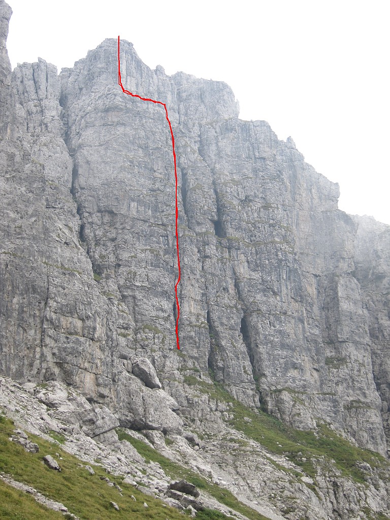 IMG_3371.JPG -                                La via percorre una profonda fessura camino, sconsigliabile dopo piogge. Trovato il primo tiro fradicio e scivoloso. Per raggiungere l'attacco una volta arrivati sulla cengia salire una corta rampetta.