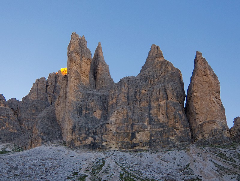 IMG_2990.JPG - Da sinistra: Cima Piccola, Punta Frida e Cima Picclissima alle prime luci dell'alba viste dal rifugio Lavaredo