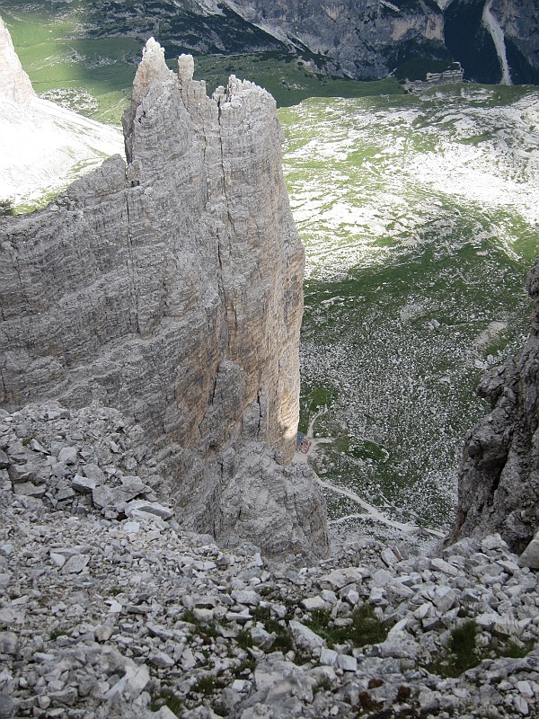 IMG_3045.JPG - Si comincia a intravedere il rifugio Lavaredo