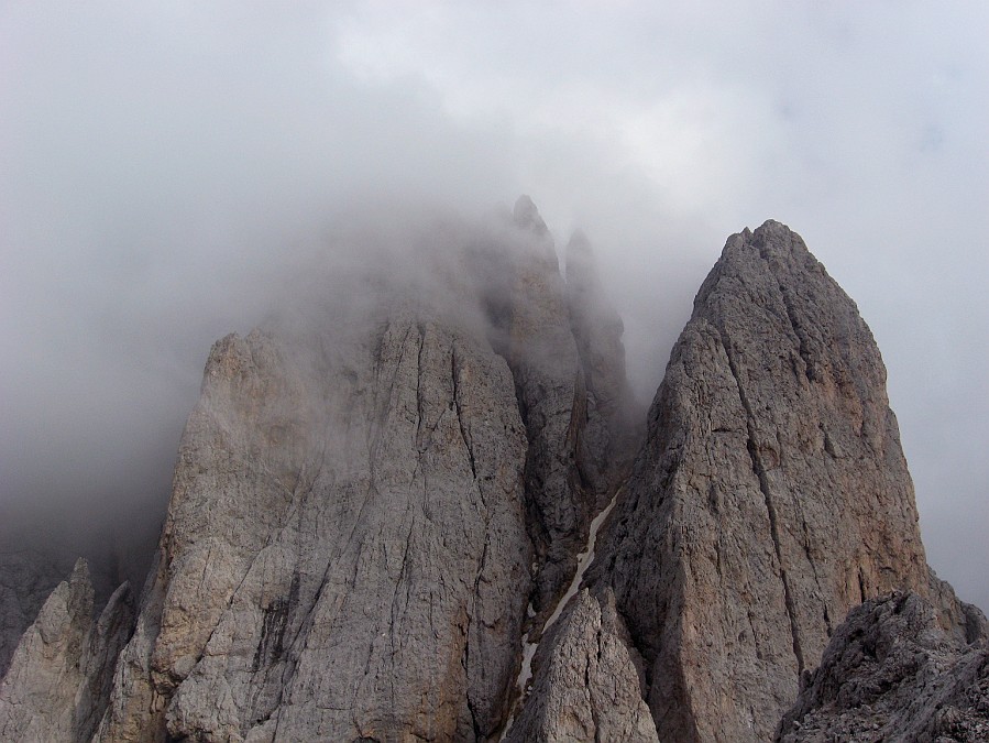 IMG_3289.JPG - Nebbie verso la cima del Sassolungo