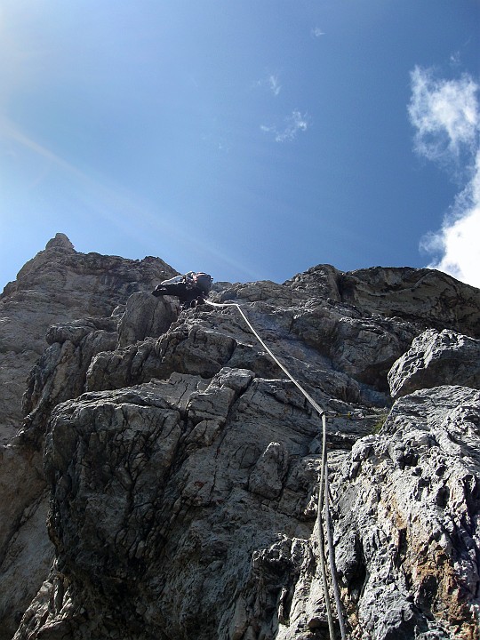 IMG_2314.JPG - Sul penultimo tiro. Questo tiro attacca da una cengia con mughi e parte con un passo di boulder in corrispondenza ad uno spigolo strapiombante. Ometto alla partenza ( o sassi ammucchiati per facilitare la partenza )