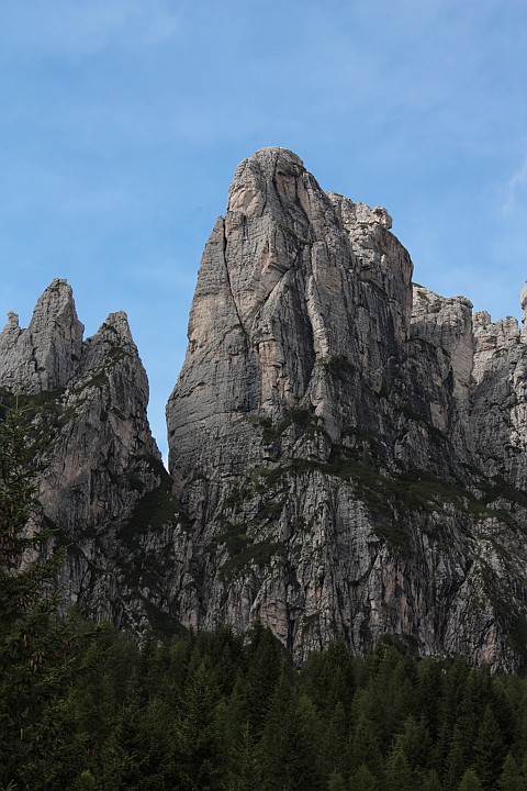 IMG_2862.jpg - La prima torre del Camp. La via di oggi è il 'Diedro De Nardin' e percorre appunto l'evidente diedro nel centro della parete. Via piuttosto impegnativa per la (s)chiodatura: trovati 6 chiodi in 400 m ! Difficoltà fino al VI-.Discesa inizialmente verso Nord segnalata da ometti, poi bolli rossi. Alcuni tratti asttrezzati. Usata la relazione del libro 'Vie e vicende in Dolomiti' di Ivo Rabanser e Orietta Bonaldo. Un consiglio: da evitare dopo pioggia, uno dei tiri chiave di VI- resta bagnato !