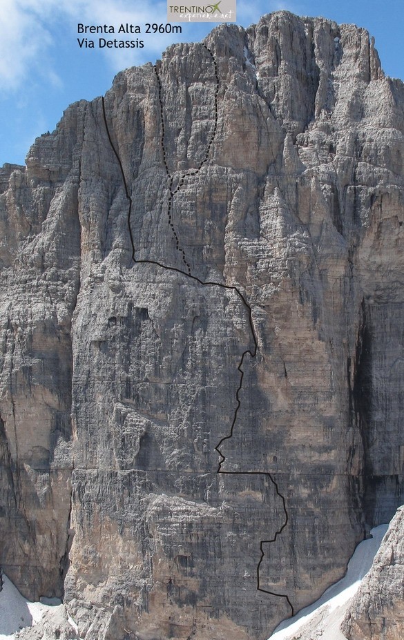 DeTassisBrentaAltaSchizzo.jpg - Via bella e impegnativa su una grande parete. Roccia ottima su tutto il percorso anche se con qualche detrito sulla parte alta. La via si presta a numerose varianti e non è facile da trovare sviluppandosi in gran parte in parete aperta. Buona la descrizione presa da http://www.trentinoexperience.net/d_sport_Cima%20Brenta%20Alta%20-%20Via%20Detassis%20%20%20_358.htmlNoi l'avvicinamento l'abbiamo fatto dal Pedrotti raggiungendo la Bocchetta del Campanile e scendendo poi nel canale detritico/nevoso.