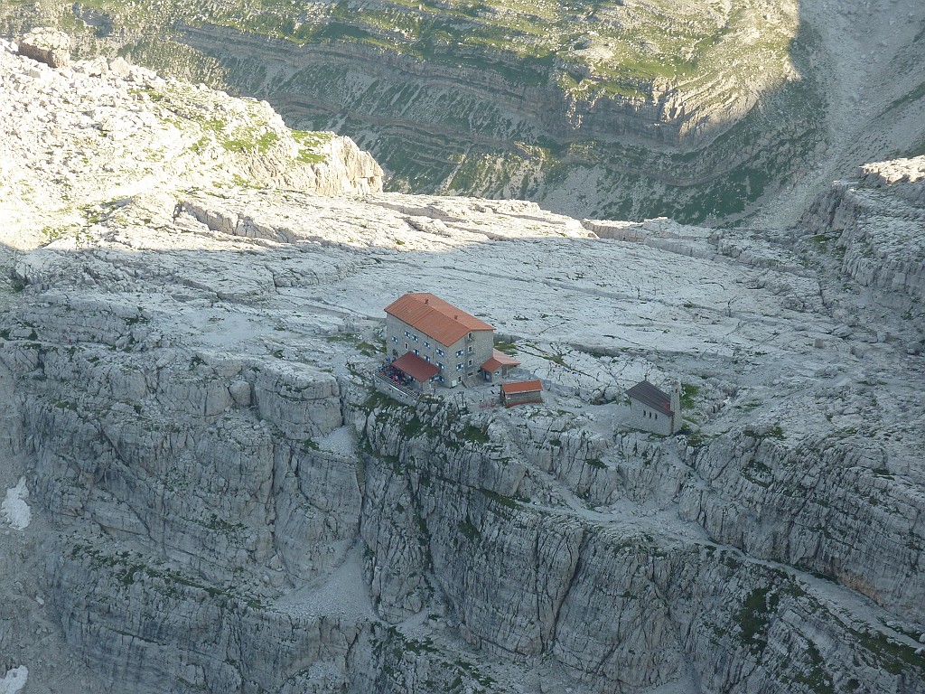 P1060986.JPG - Vista sul rifugio Pedrotti