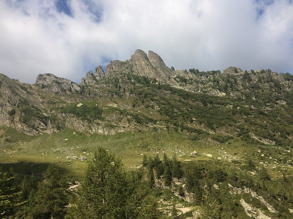 IMG_1002.jpg - Da Pescegallo in alta Val Gerola prendere la funovia per il rifugio Salmurano. Dalla stazione superiore della funivia in meno di mezz'ora si arriva all'attacco delle vie. E' presente un tabellone con l'indicazione delle vie