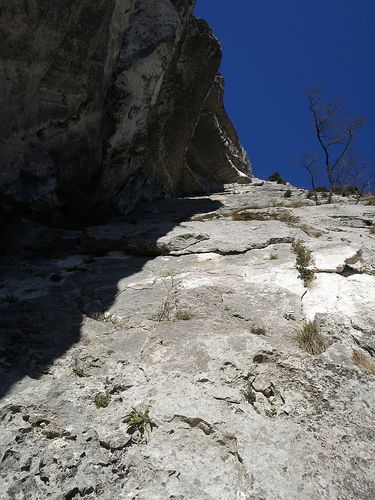 IMG_9795.JPG - La partenza è sulla bella placca, non si va mai vicino al bordo del  diedro