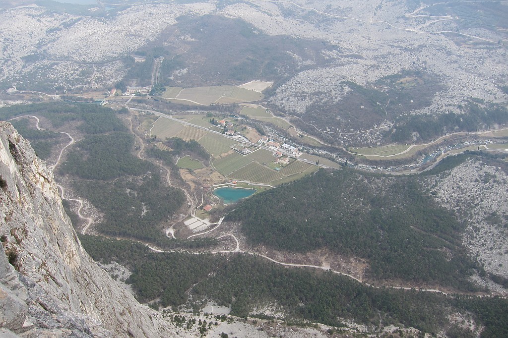 IMG_1167.JPG - Un'occhiata al panorama della valle. Oggi niente sole ma il freddo non disturba più di tanto