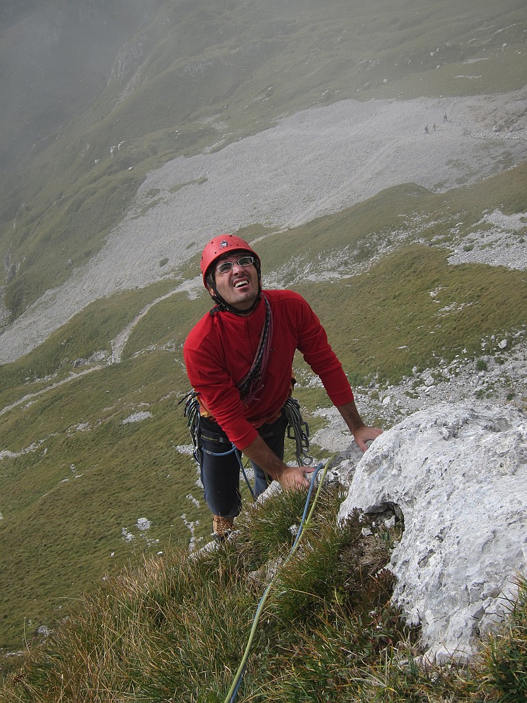 IMG_3420.JPG - Lorenzo sulla cengia alla fine del primo tiro.  La via è un po' più deifficile della vicina Spigolando