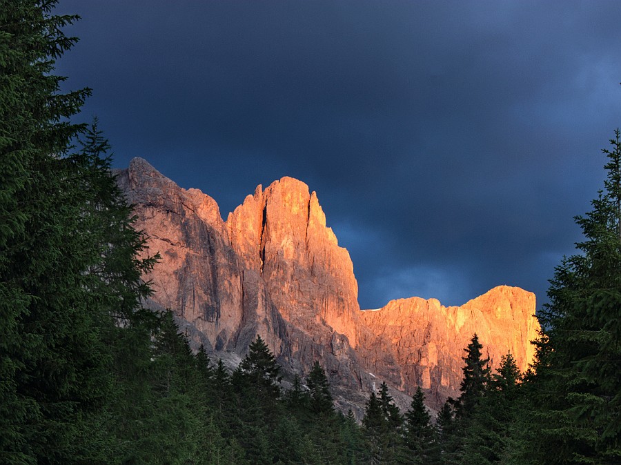 IMG_2597.jpg - Il tramonto sul Catinaccio visto dal passo Nigra