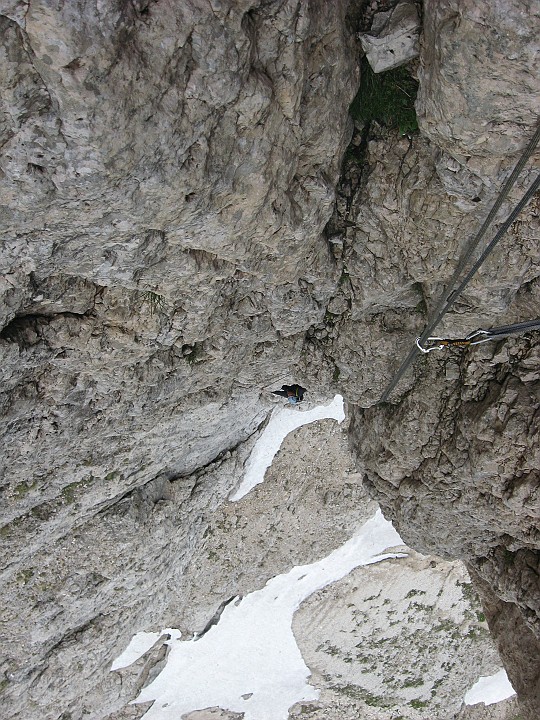 IMG_2730.JPG - Secondo giorno di arrampicata per me e Ivo. Ci troviamo bene su queste classiche lontano dalle code e dalla confusione ( nessun'altra cordata in parete) Ivo sul secondo tiro