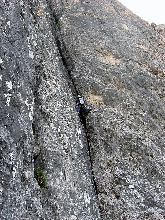 IMG_2734.JPG - Arrampicata quasi sempre in diedro/fessura alla ricerca dei punti deboli della parete