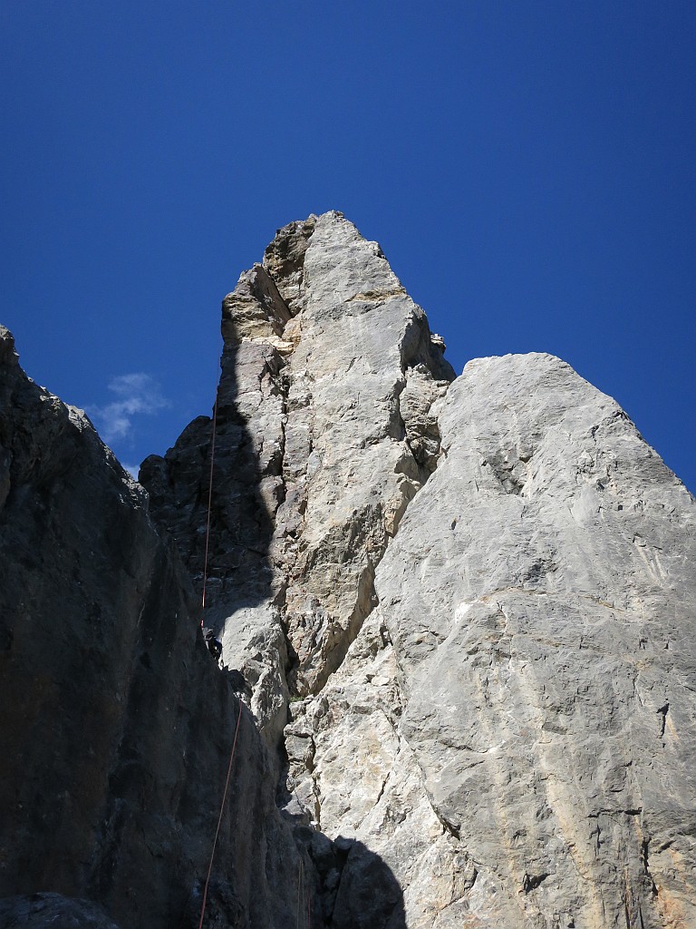 IMG_5581.JPG - Calata di circa 40 m da cui si raggiunge il sentiero di discesa. Da qui faccia alla parete salire un pochino a una selletta seguendo gli ometti. Non lasciarsi tentare dai canali di discesa che si interrompono pericolosamemte