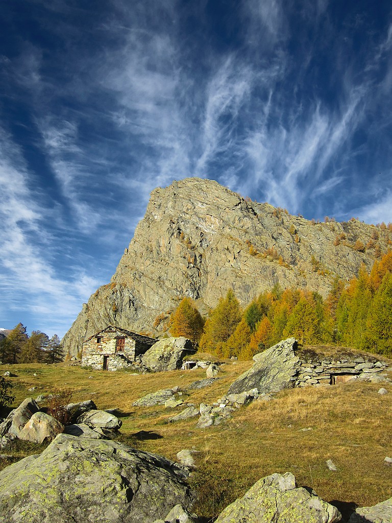 IMG_9413.JPG - Ultimo we per arrampicare in quota, con temperature ancora piacevoli. Per l'avvicinamento da Champorcher seguire la strada per Dondena prima asfaltata e poi chiaiosa fino  un bivio con indicazioe escursionostica lago Raty. Poco più a monti ci sono 4 o 5 posti per parcheggiare.Da qui prendere la ripida mulattiera per il lago Raty fino alle prime baite e poco oltre quando il sentiero ha un tornante verso destra e comincia a salire più ripido, in prossimità del ruscello che scende dal lago. Attraversare il corso d'acqua e seguire un sentierino ben segnalato con ometti che attraversa fin nei pressi della partenza della via ‘ex art. 18’ (ometto e ben visibili i primi spit). La scritta Ex articolo 18 non è più visibile. 