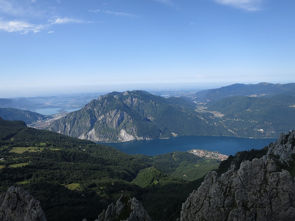 IMG_0872.JPG - Un'occhiata verso il lago, la giornata è magnifica