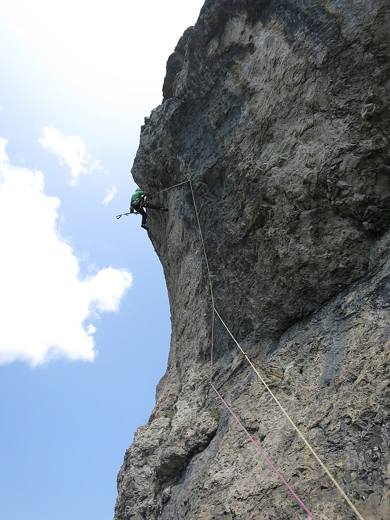 IMG_0899.JPG - Dopo il tratto di A0 attrezzato a spit si trovano chiodi ed è necessario l'uso dei friend