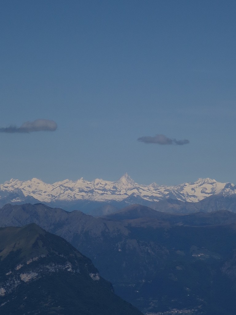 IMG_7157.JPG - Leggera foschia ma ben visibili le Alpi innevate