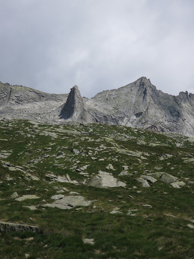 IMG_7472.JPG - Visto il lunghissimo avvicinamento di circa 4 ore dai bagni di Masino la via è una classica 'da primo giorno' ossia si sale al rifugio con un obiettivo un po' più ambizioso e si riempie il pomenriggio del primo giorno con questa vietta