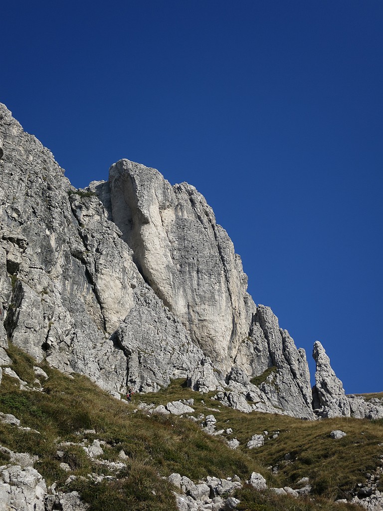 IMG_2024.JPG - Altro giretto tranquillo in Grigna. La Gandini al Magnaghi centrale è una bella via con un tiro sul V+ e il resto più facile. L'attacco è sulla rampa erbosa all'estremità destra della foto. Una buona relazione si può trovare qui http://digilander.libero.it/greenrockac/climb/G033-MagnaghiCGandini.htm