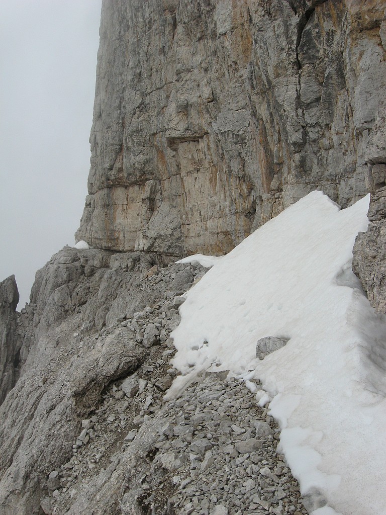 IMG_3376.JPG - In cima allo spallone del Campanile Basso. Lo spazzaneve non è ancora passato sullo 'stradone provinciale'