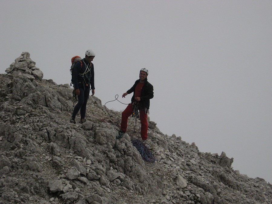 IMG_0013.JPG - Finalmente in cima. La nebbia ci rovina il panorama ma non la soddisfazione per la bella via salita. Qui un'altra cordata che ha salito lo spigolo poco lontano dalla nostra via.