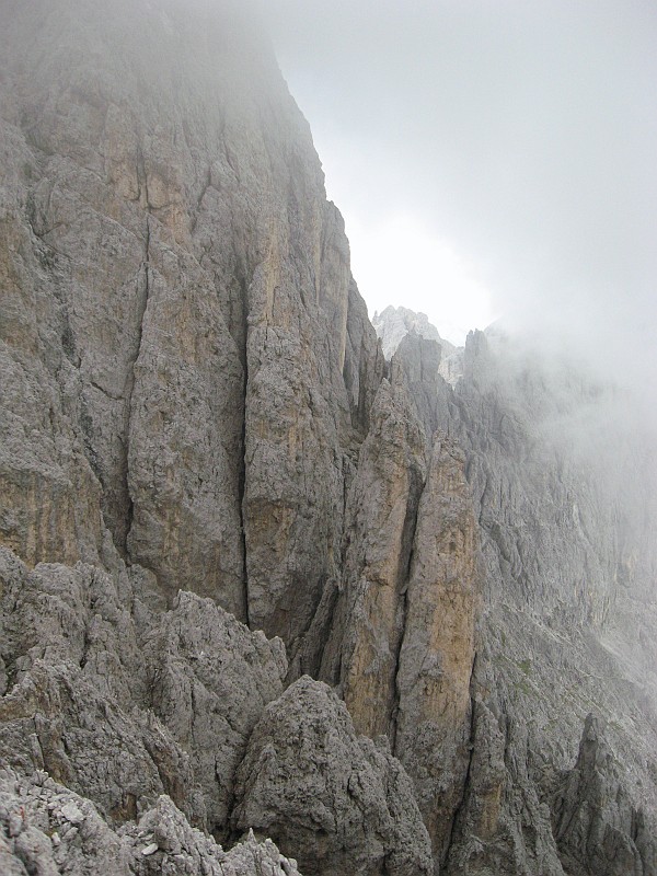 IMG_0014.JPG - Siamo in mezzo alla nebbia e purtroppo non c'è tempo per foto: è già tardi e la seggiovia chiude alle 18 in punto !