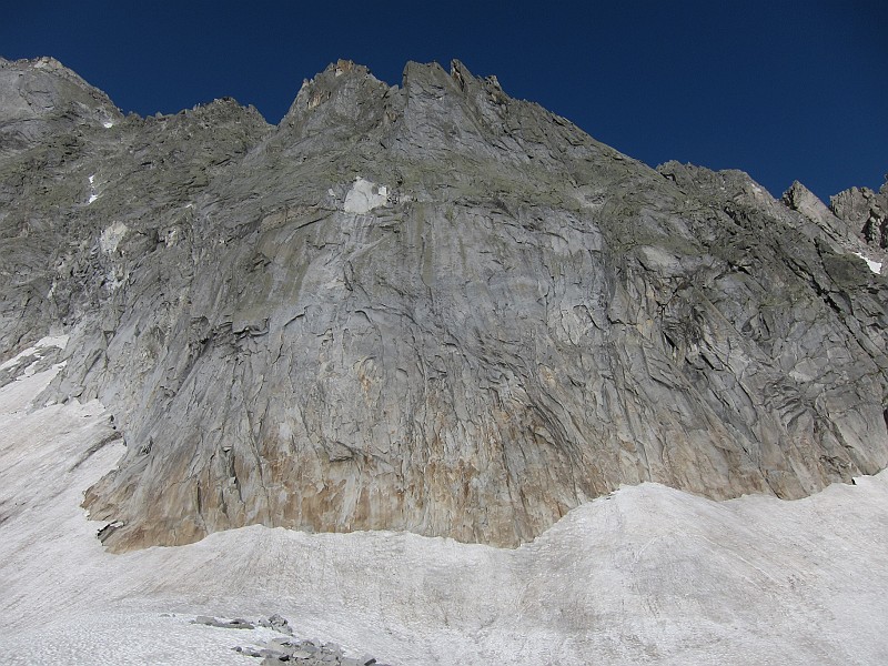 IMG_2897.JPG - Bella via su ottimo granito ma penalizzata da un lungo avvicinamento, circa 4 ore dalla macchina ! Volendo si può far tappa al rifugio Gnutti ma c'è comunque da camminare per due ore abbondanti. Il grado è un buon VI ma con passi di aderenza obbligati, consigliato essere pratici di questo stile di arrampicata. Un buon assortimento di dadi piccoli e friend dai micro al 3 BD è consigliato per i tratti non di aderenza. Dal libro di via ci sono 4-5 ripetizioni all'anno. Evidentemente il lungo avvicinamento la penalizza.