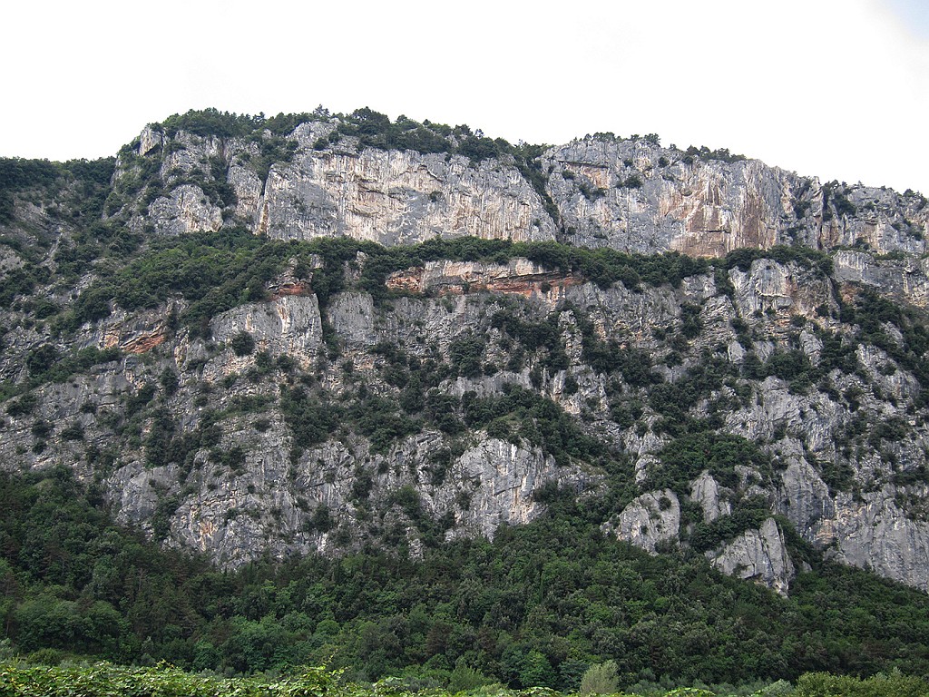 IMG_0063.jpg - Ancora a Arco in questo agosto più piovoso che mai. Dopo aver aspettato pazientemente la fine delle pioggie optiamo per la facile e corta "La cengia rossa" alla parete San Paolo. La via esce sulla evidente cengia al centro della foto. Relazione qui http://www.arrampicata-arco.com/abozzo/via-la-cengia-rossa.pdf