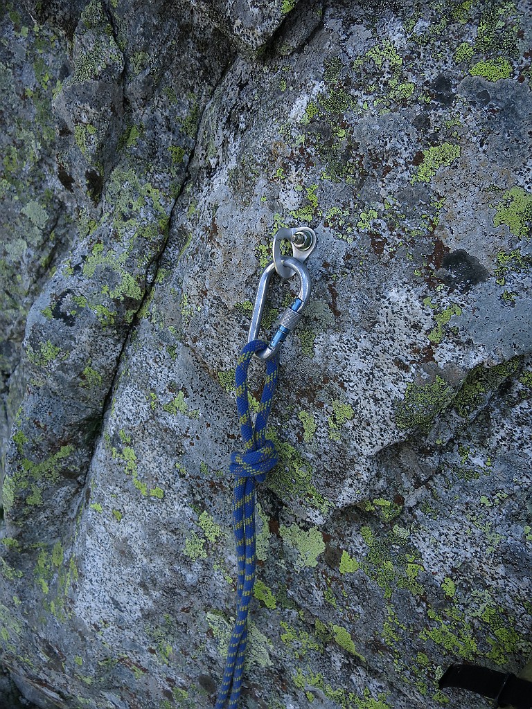 IMG_1500.JPG - Alla partenza della via c'è un solo spit per fissare la corda