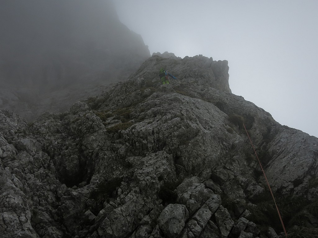 IMG_7209.JPG - L'attacco dello Spigolo Longo in Presolana. Via facile su una bella parete. Peccato per il meteo che non ci ha permesso di godere appieno dell'arrampicata. Relazione qui http://www.scuolaguidodellatorre.it/relazioni/getRelazione.php?id=PresolanaCentrale-viaSpigoloLongo