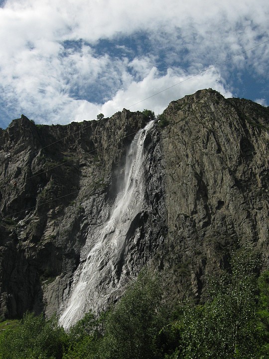 IMG_2335.JPG - Una delle numerose cascate lungo la strada per Saint Christophe en Oisans