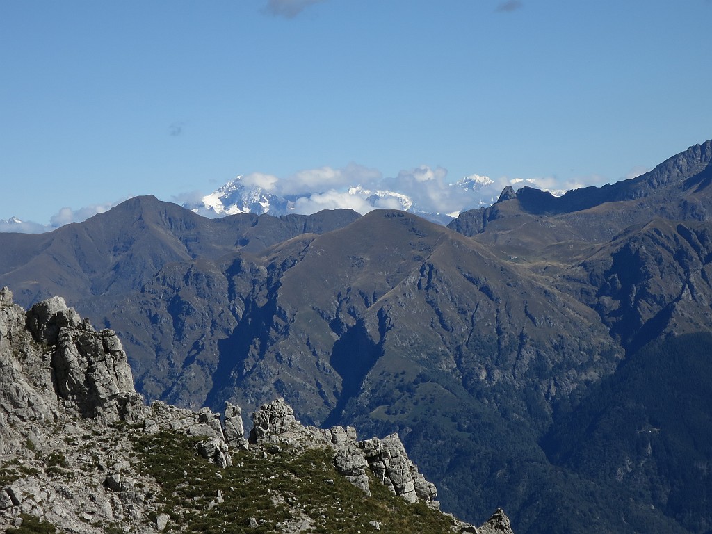 IMG_1973.JPG - Un'occhiata verso i gruppi del Bernina e del Disgrazia