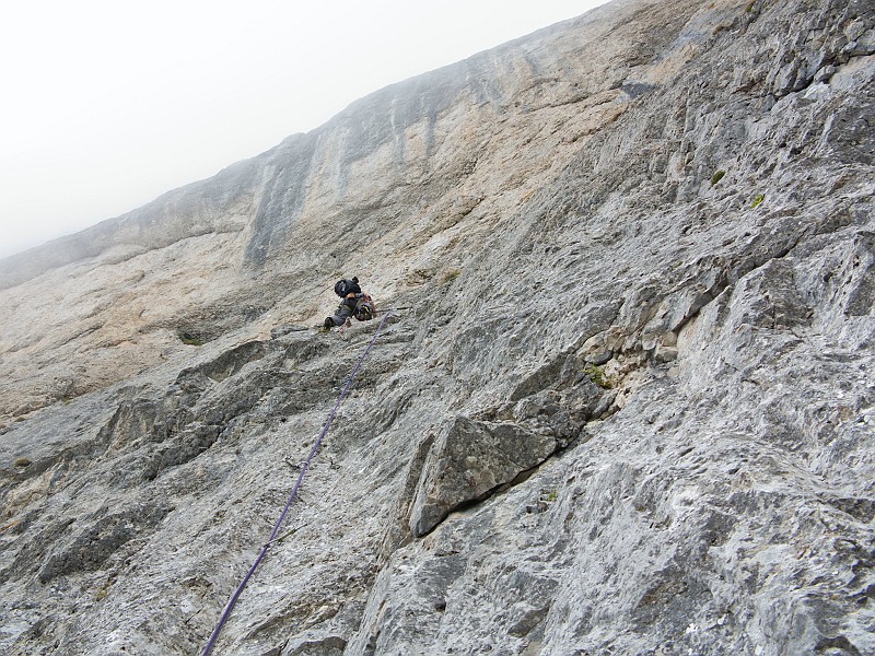 IMG_0952.JPG - Senz'altro la via più abbordabile della Nord della Presolana, difficoltà max 6c ma spittatura ravvicinata. Bastano 15 rinvii, inutili dadi e friend. Roccia buona per lo più a buchi. Non ci siamo trovato coi gradi della guida 'arrampicate nelle valli bergamasche': a me sono sembrati duri i primi due tiri, poi il resto è più tranquillo. In ogni momento ci si può calare in doppia lunga la via su soste attrezzate con anellone ma se si esce è più conveniente calarsi lungo le doppi dello spigolo Nord seguendo i bolli rossi. Via consigliata a chi è bravo in falesia e vuole provare una via a più tiri con chiodatura simil falesia.