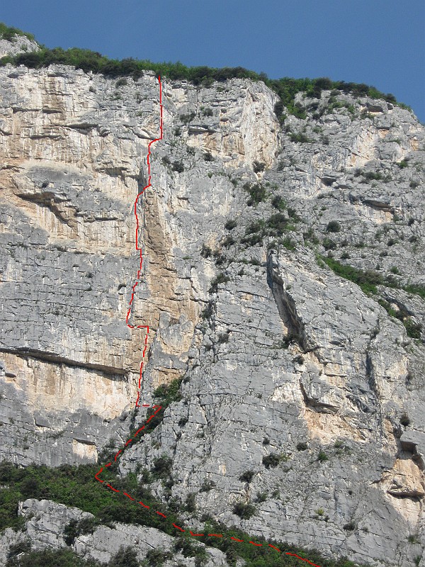 TracciatoMissile.jpg - Via del Missile, grande classica della valle del Sarca. Sul pilastro Giusti al Casale la colata rossastra ricorda vagamente la forma di un missile.  Roccia ottima, arrampicata sempre entusiasmante tra traversi, diedri e fessure, protezioni rare ma facilmente integrabili. Via di grande soddisfazione, consigliatissima, tra le più belle della valle!