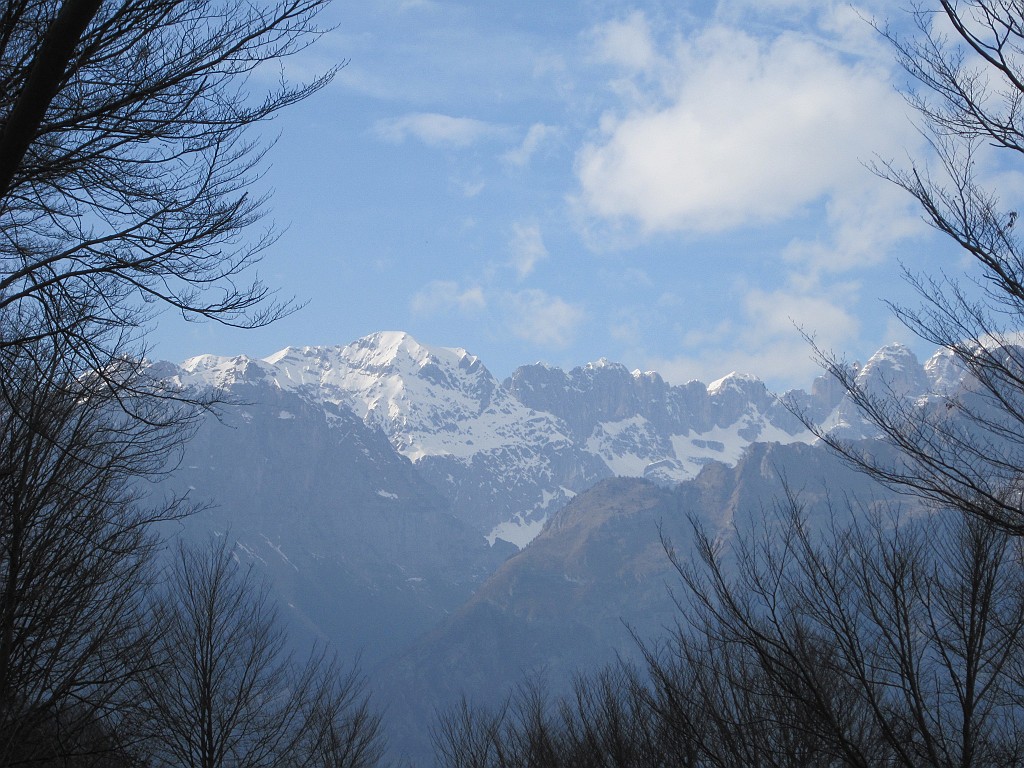 IMG_0031.JPG - Uno sguardo alle cime ancora innevate