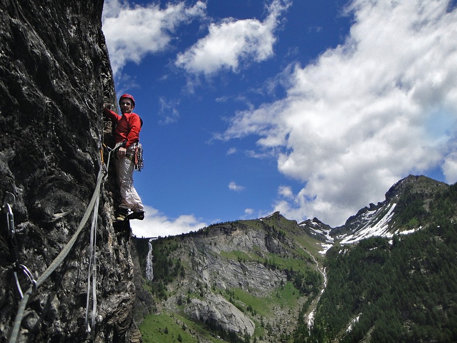 2009_06_Agaro_15.jpg - Sul quarto tiro, passo iniziale di 6b+ ( A0)