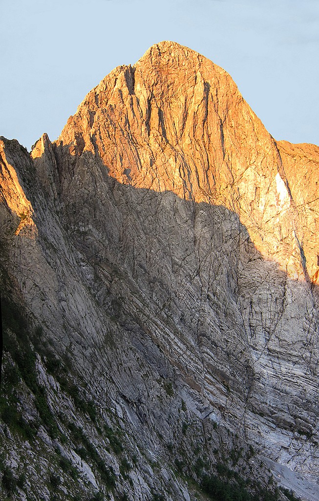 IMG_0003-Panorama.jpg - Uno sguardo all'imponente parete Nord che ci aspetta. La parete ben presto va in ombra.