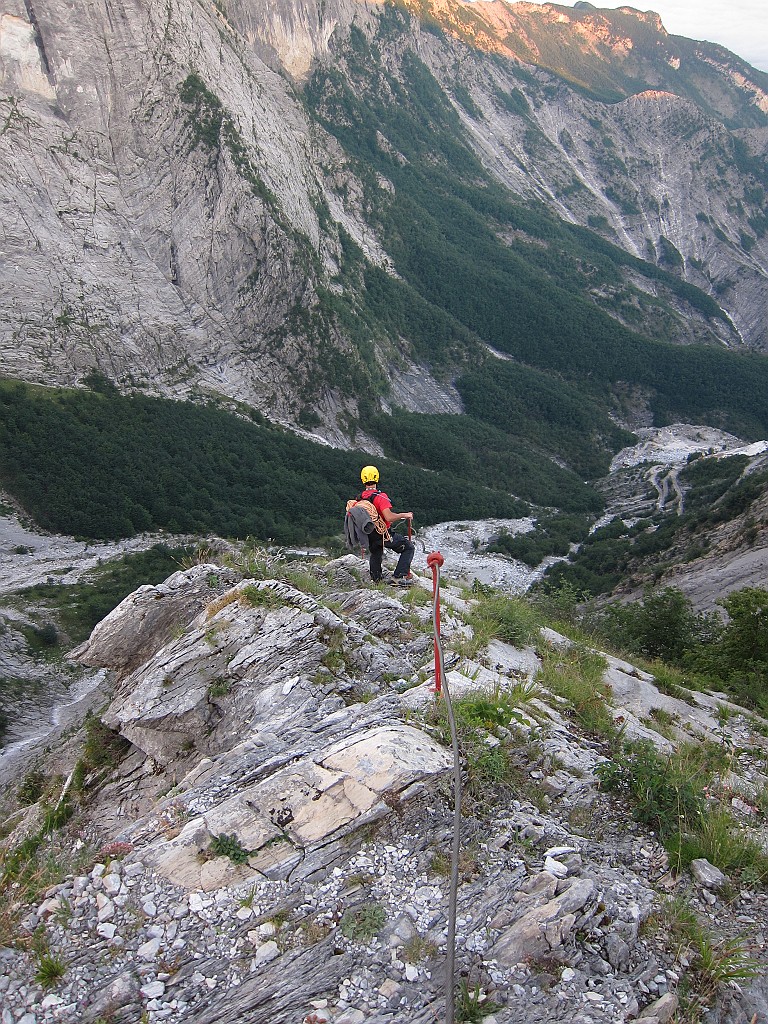 IMG_0005.JPG - In discesa lungo la ferrata