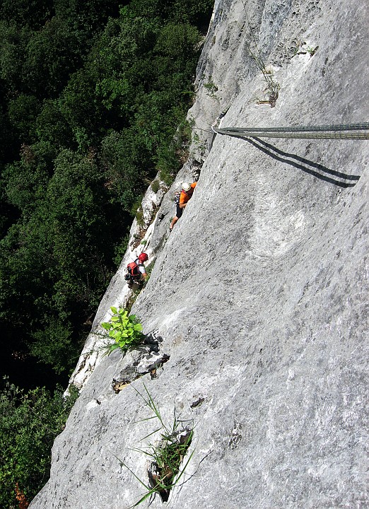 IMG_2540.JPG - Causa tempo incerto e abbastenza fesco per la stagione scegliamo la parete San Paolo. La via scelta è Orfeo, la relazione è qui http://www.arrampicata-arco.com/via-orfeo.html