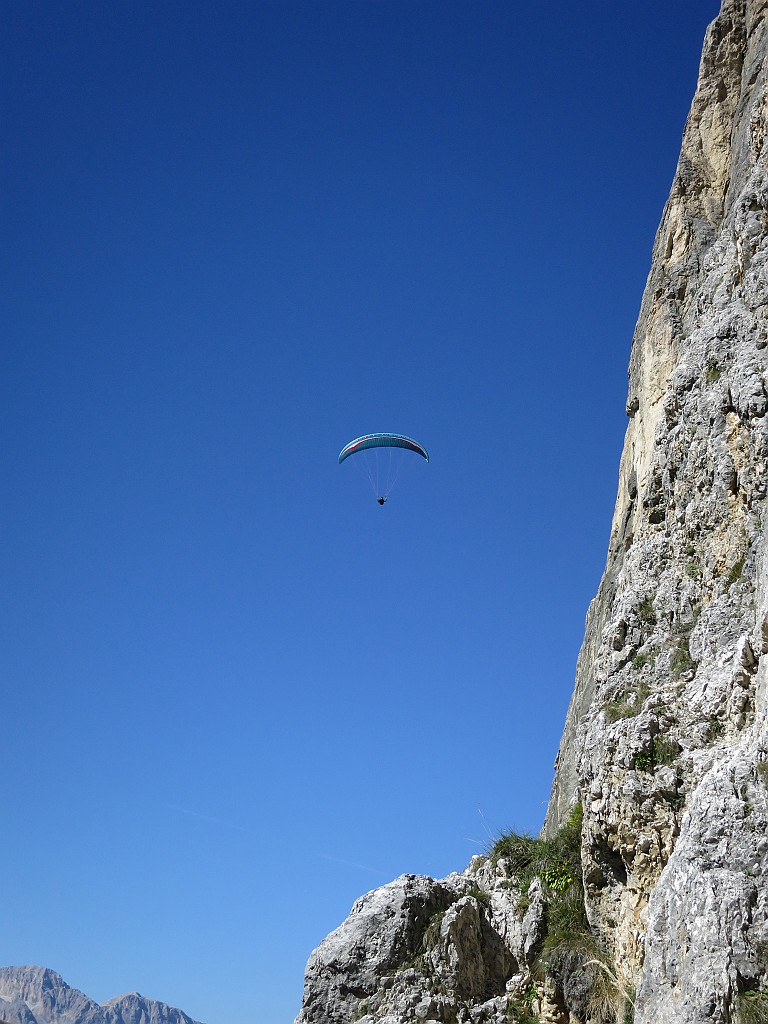 IMG_6070.JPG - Giornata propizia anche per giocare col parapendio, ne abbiamo contati una trentina !