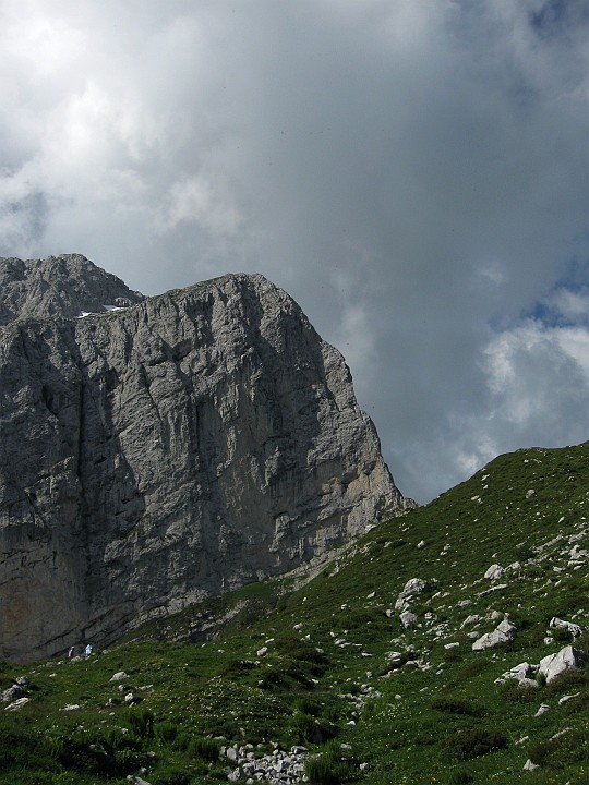 IMG_2267.JPG - La parete Nord della Presolana è percorsa da numerose vie purtroppo tutte di difficoltà elevate. Lo spigolo Nord Ovest è invece percorso da una via del 1930 aperta da Bramani, Castiglioni, Gilberti. La difficoltà arriva al VI- poco sostenuto ( 6a sull'ultima guida ). Difficoltà concentrate nel 5° e 6° tiro, il resto della via è molto più tranquillo. Sicuramente una via da fare per alpinisti classici !