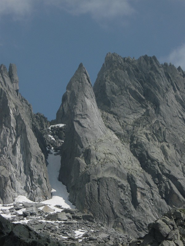 IMG_0514.JPG - La stessa foto di prima ma scattata al pomeriggio. L'aspetto tetro e nero della parete ha lasciato il posto a un bel grigio. La via salita, la Quarenghi parte in un diedro poco oltre l'imbocco del canale e si tiene qualche metro a sinistra dello spigolo. La relazione si trova su http://www.adamellothehumantouch.it/  e per comodità l'ho copiata qui www.trafoconsult.com/climbing/quarenghi.pdf